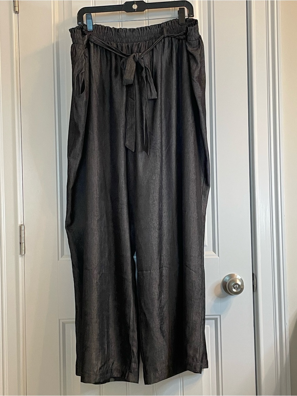 LuLaRoe “Diane” Grey Wide-Leg Pants with side pockets.